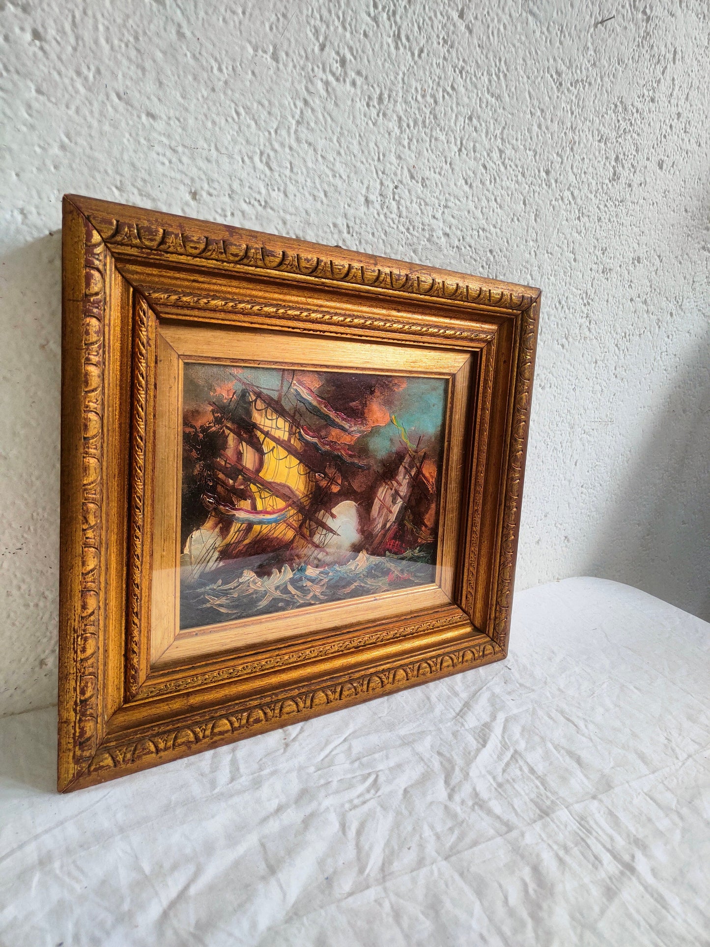 Quadro a dipinto con cornice dorata navi in mare