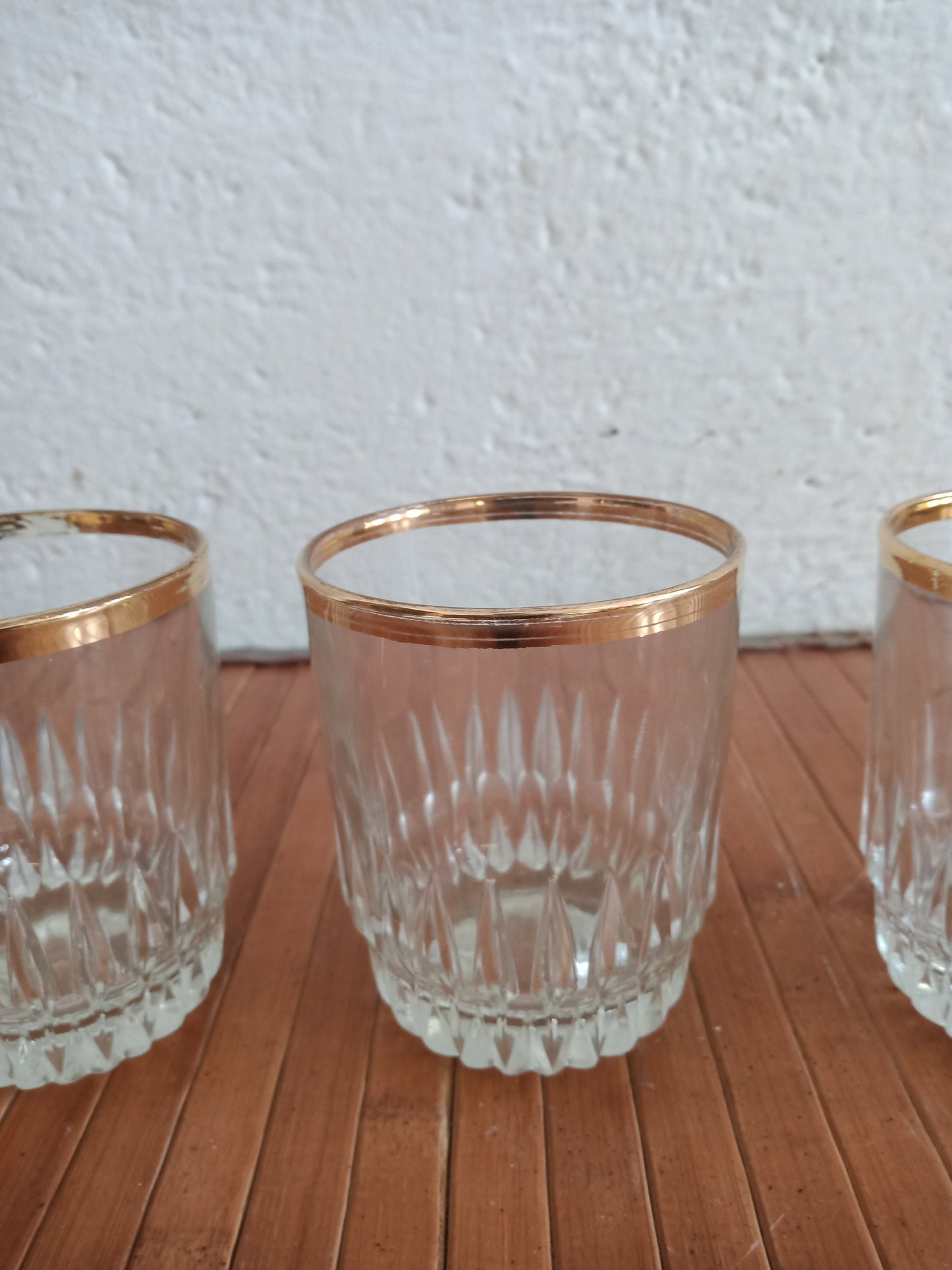 Set di Sei Bicchieri per Liquore con Elegante Bordo Dorato - Stile e Raffinatezza