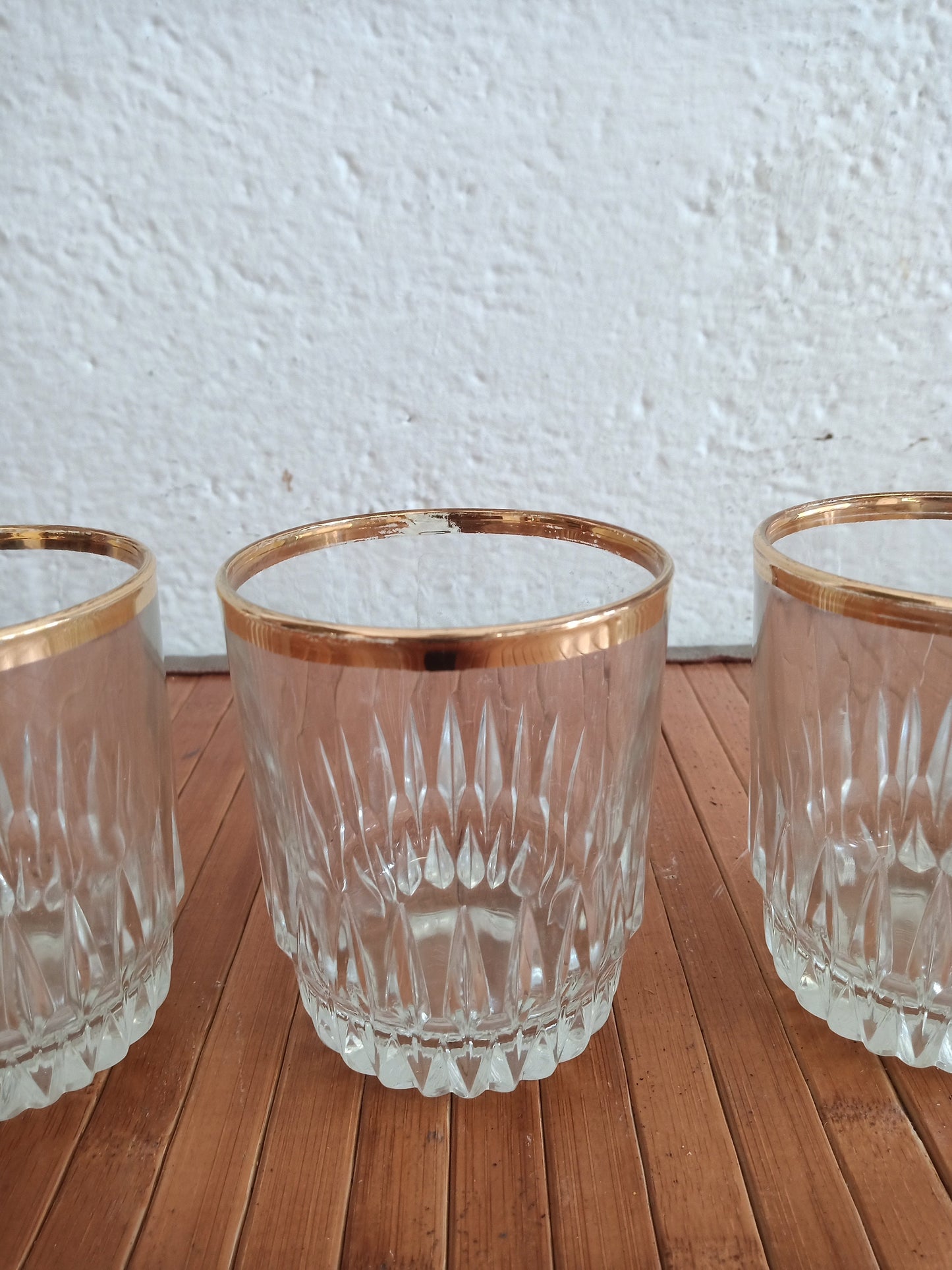 Set di Sei Bicchieri per Liquore con Elegante Bordo Dorato - Stile e Raffinatezza
