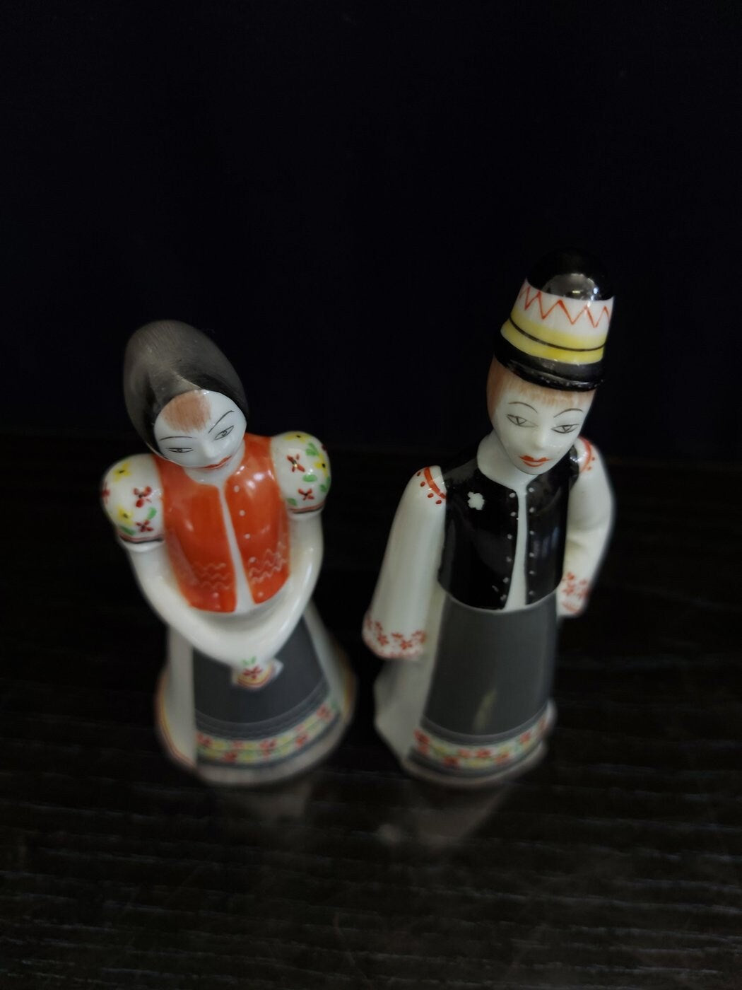 Coppia di Statuine in Porcellana Dipinte a Mano - Costumi Tradizionali Ungheresi - Hollohaza Ungheria 1831