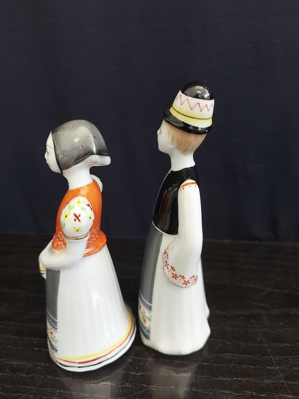 Coppia di Statuine in Porcellana Dipinte a Mano - Costumi Tradizionali Ungheresi - Hollohaza Ungheria 1831