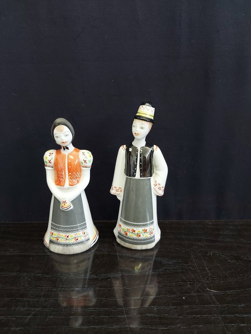 Coppia di Statuine in Porcellana Dipinte a Mano - Costumi Tradizionali Ungheresi - Hollohaza Ungheria 1831