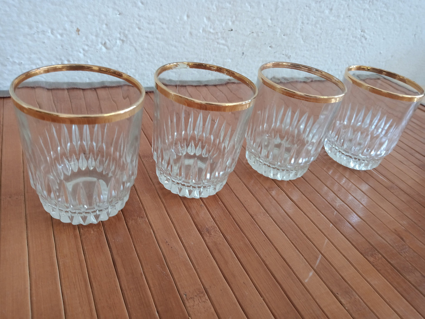 Set di Sei Bicchieri per Liquore con Elegante Bordo Dorato - Stile e Raffinatezza