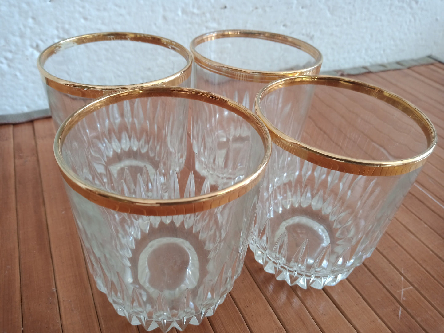 Set di Sei Bicchieri per Liquore con Elegante Bordo Dorato - Stile e Raffinatezza