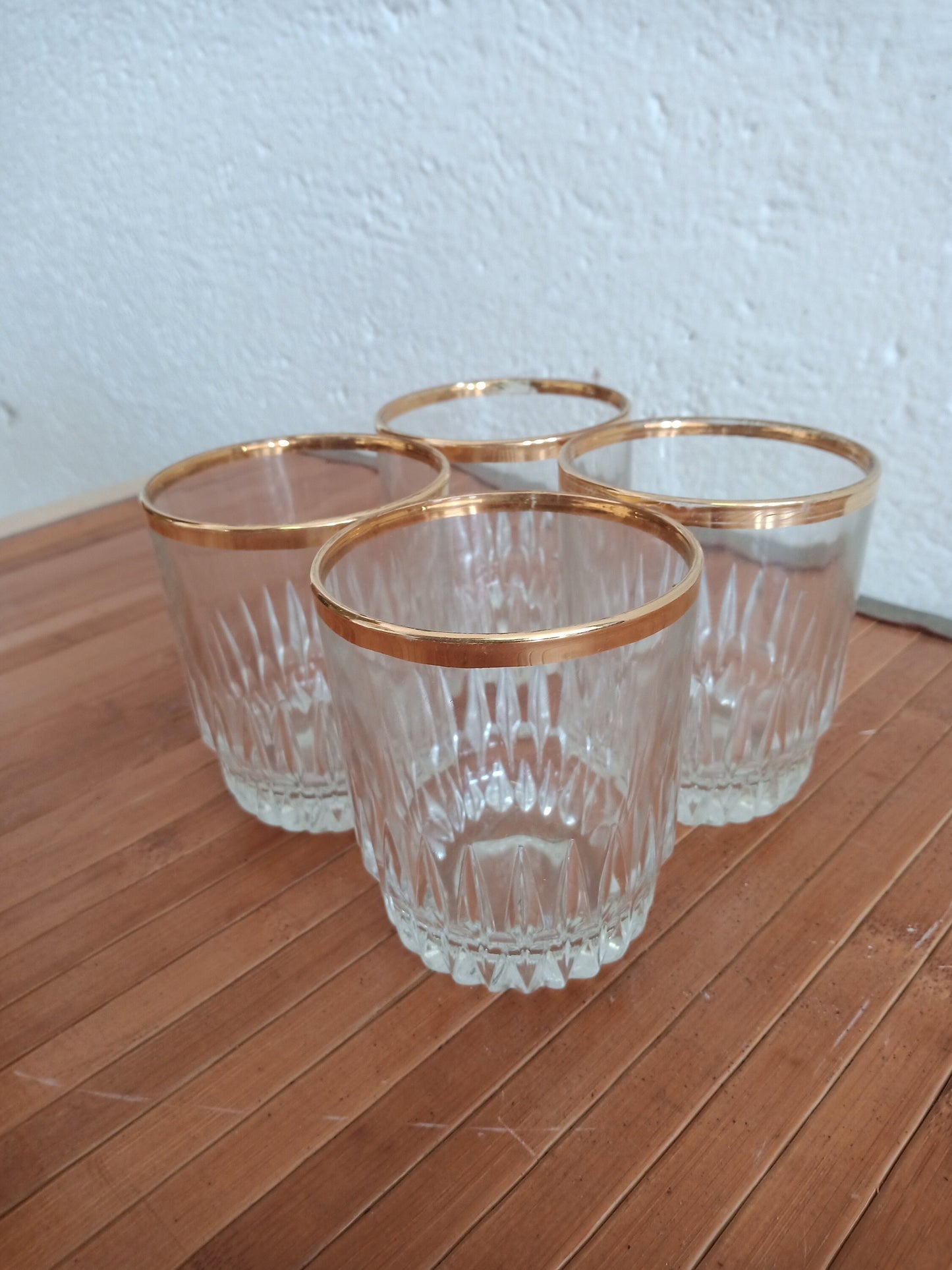 Set di Sei Bicchieri per Liquore con Elegante Bordo Dorato - Stile e Raffinatezza