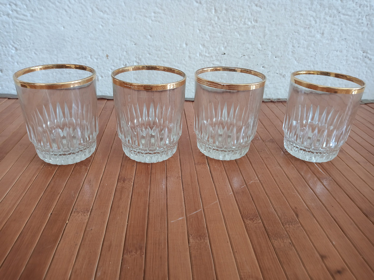 Set di Sei Bicchieri per Liquore con Elegante Bordo Dorato - Stile e Raffinatezza