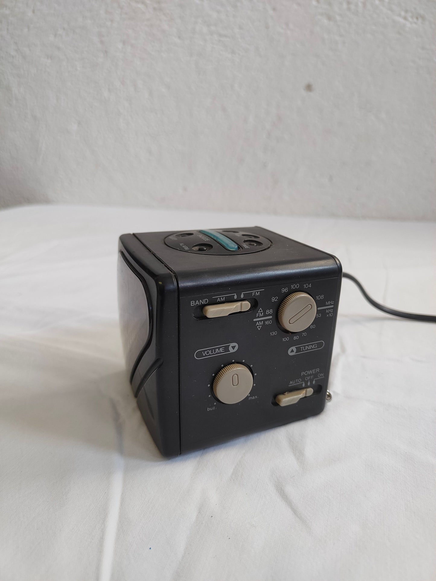 3B Cube Radio RC 848: Sveglia Radiofonica Elettronica con Stile Unico