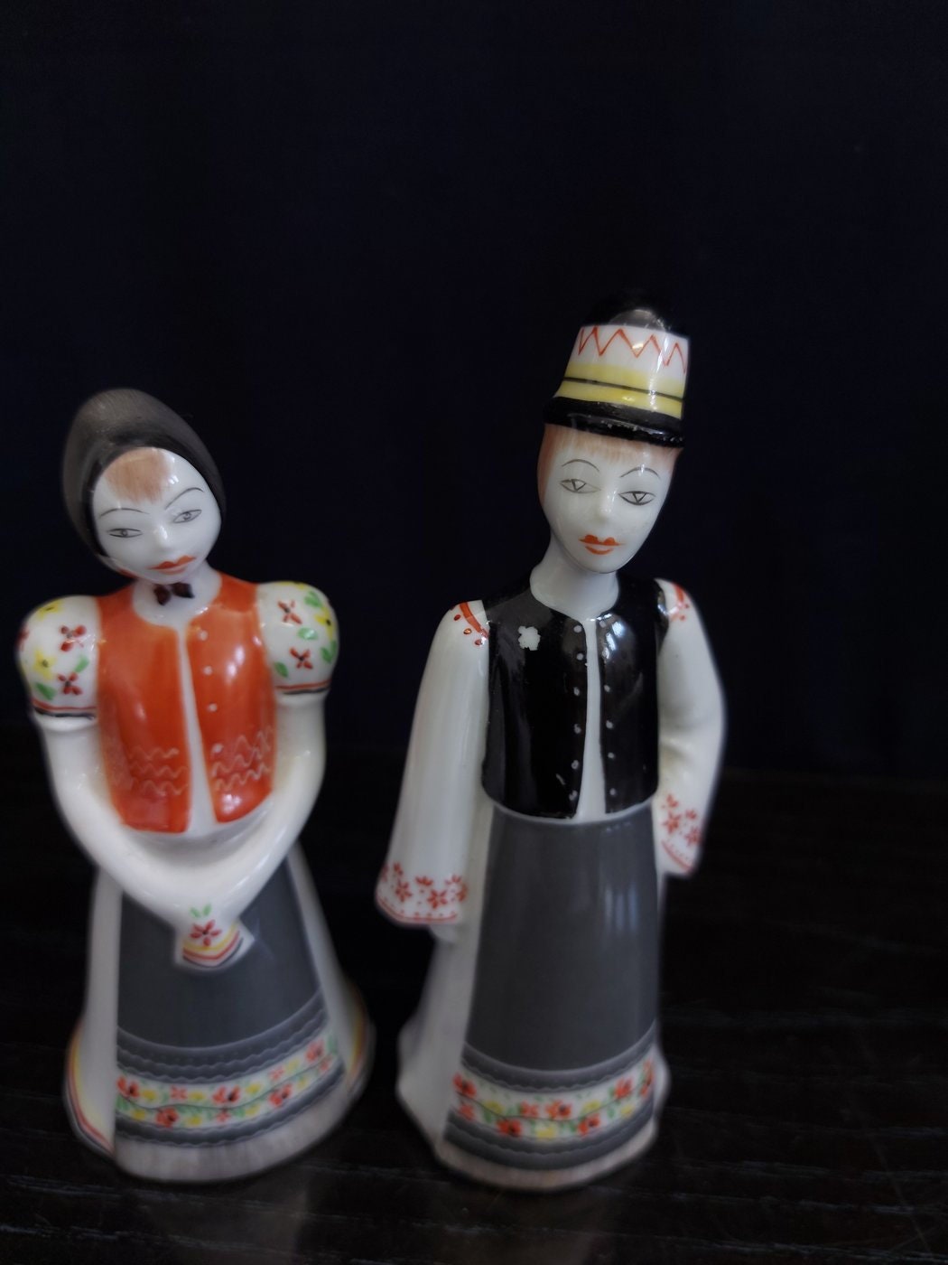 Coppia di Statuine in Porcellana Dipinte a Mano - Costumi Tradizionali Ungheresi - Hollohaza Ungheria 1831