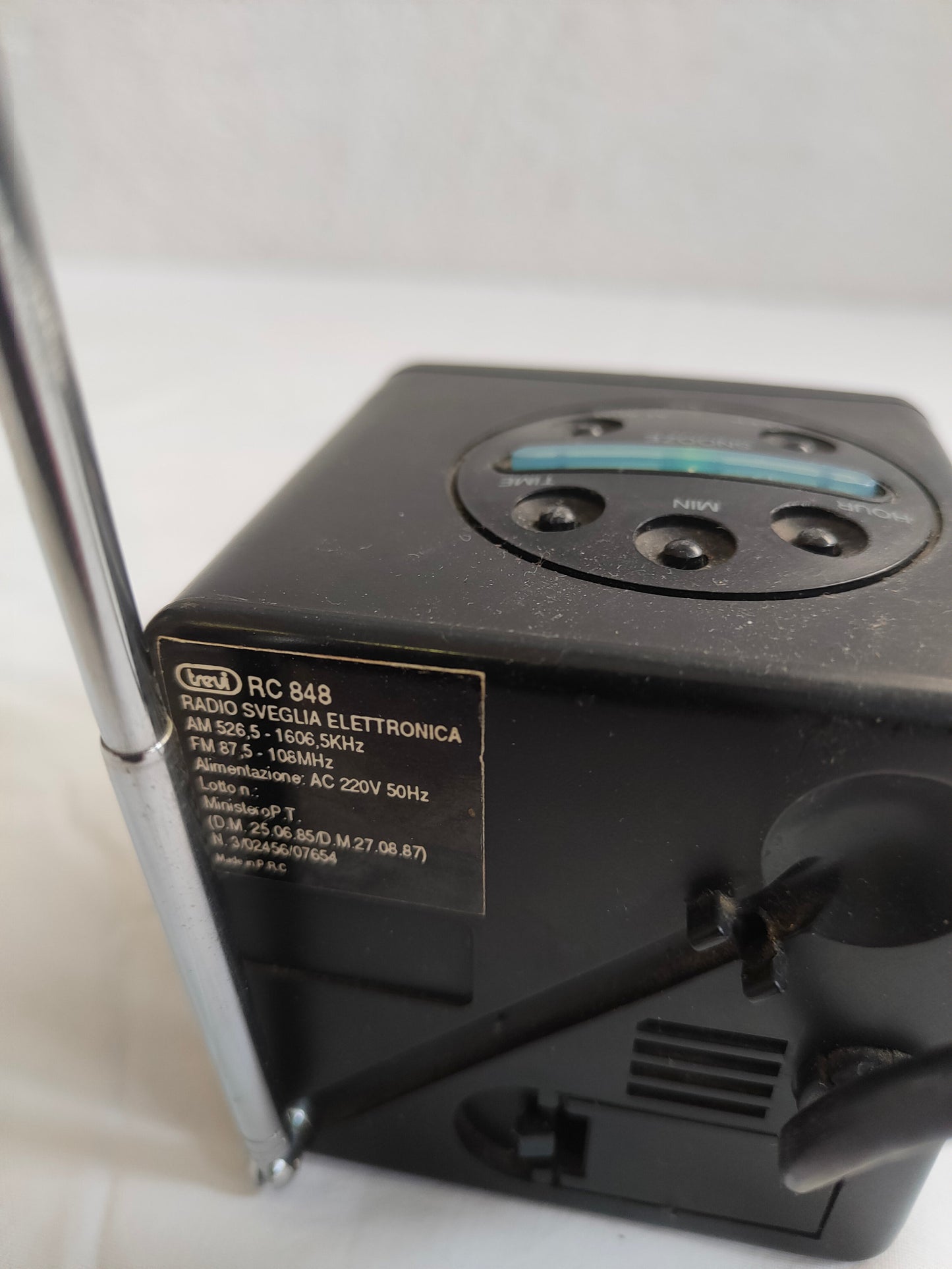3B Cube Radio RC 848: Sveglia Radiofonica Elettronica con Stile Unico