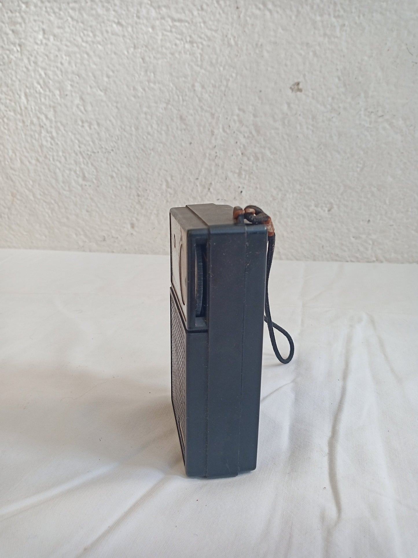 Radio Vintage Irradio Portatile: Tesoro Collezionistico in Miniatura