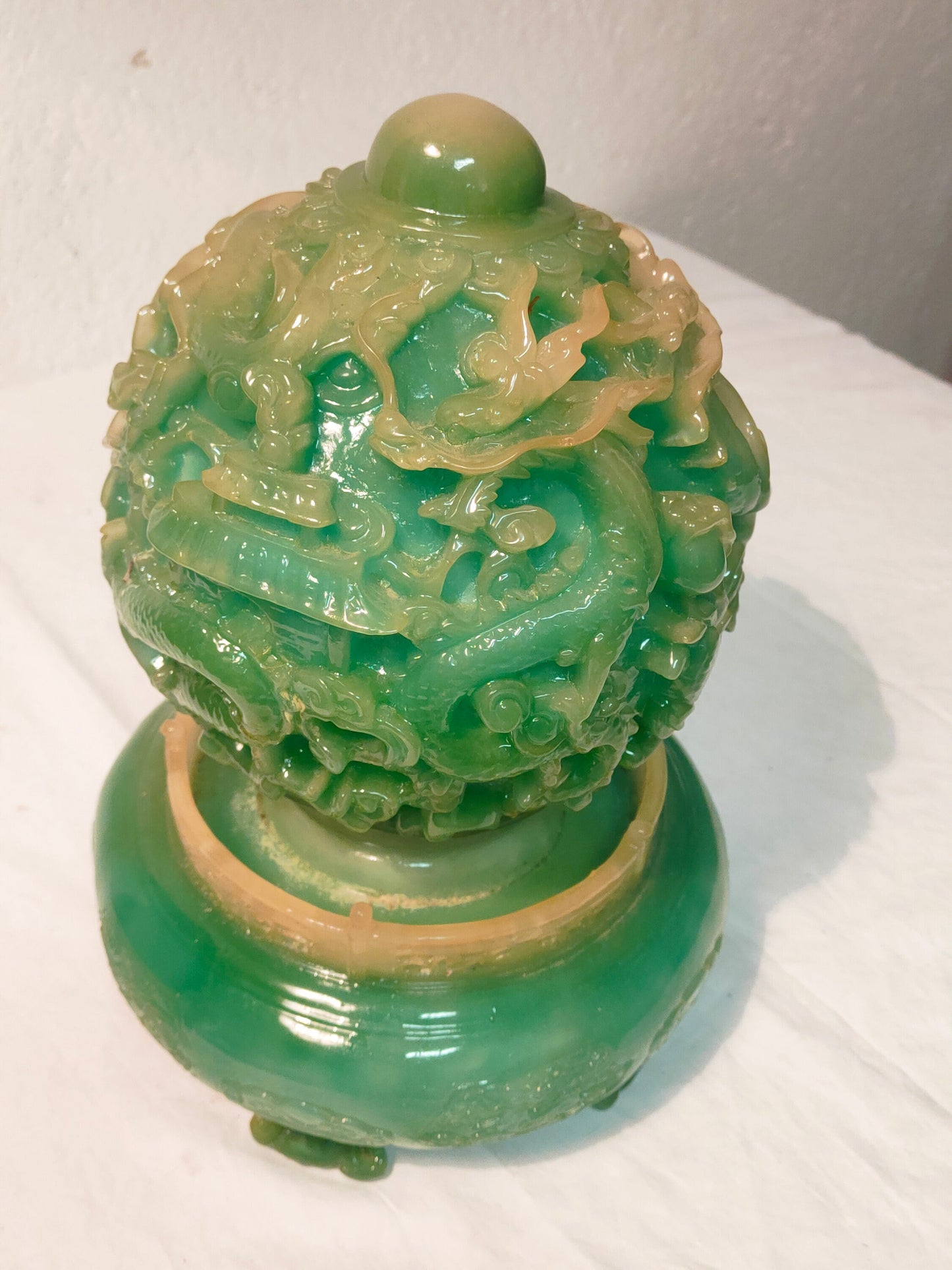 Statua Feng Shui Vintage Verde con Draghi: Arte in Resina per Arredamento e Regali d'Affari
