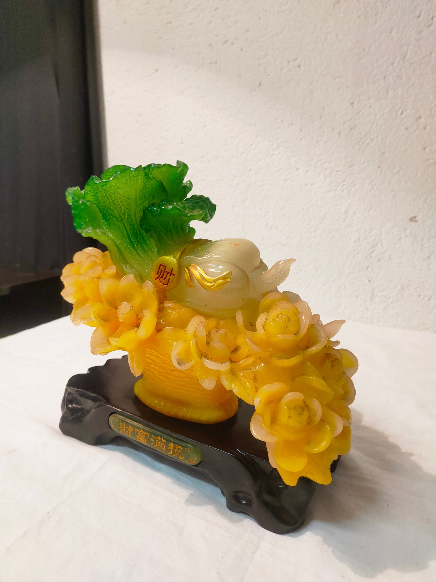 Statua Feng Shui Vintage di Cavolo in Resina: Simbolo di Ricchezza e Prosperità