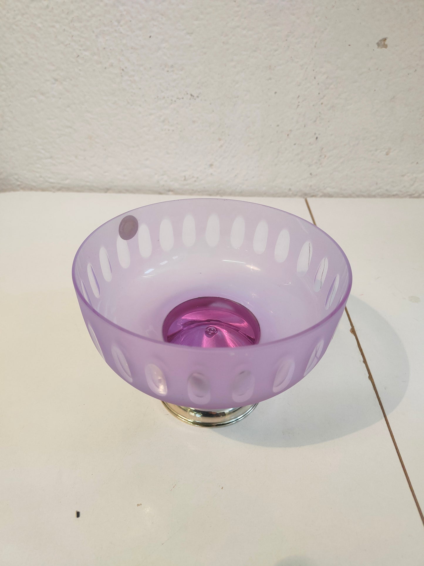 Coppa in Cristallo Viola con Base in Argento 800: Un Gioiello di Eleganza e Stile