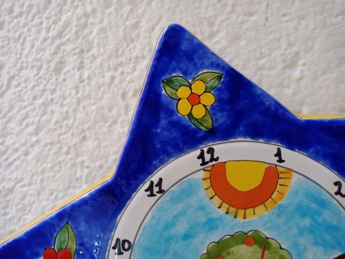 Orologio da parete a forma di stella di Nino Parrucca: un capolavoro di design italiano con colori vivaci e stile senza tempo