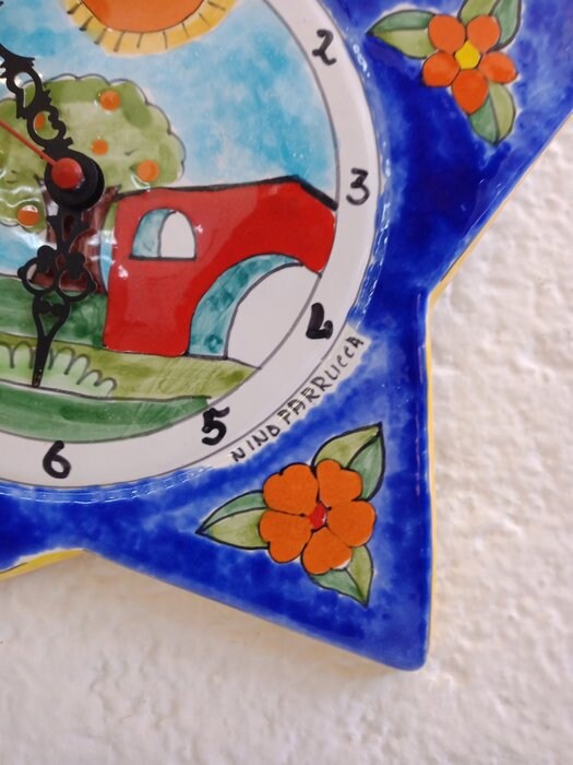 Orologio da parete a forma di stella di Nino Parrucca: un capolavoro di design italiano con colori vivaci e stile senza tempo