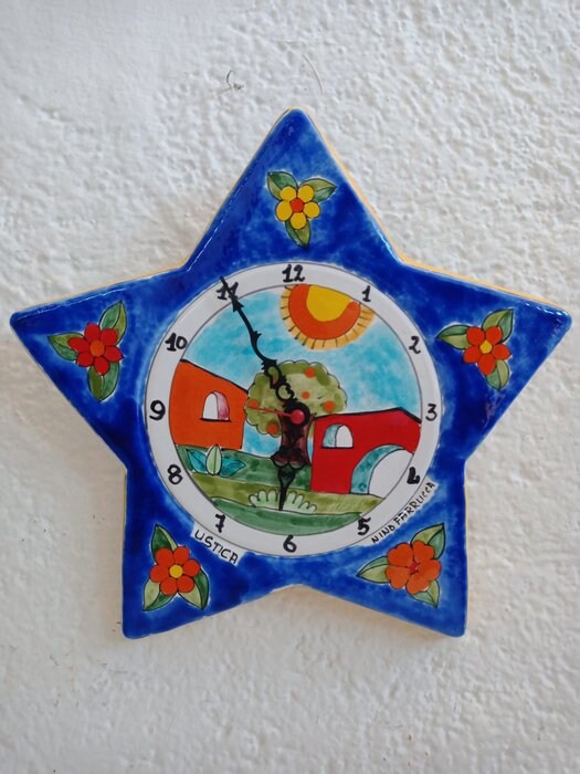 Orologio da parete a forma di stella di Nino Parrucca: un capolavoro di design italiano con colori vivaci e stile senza tempo