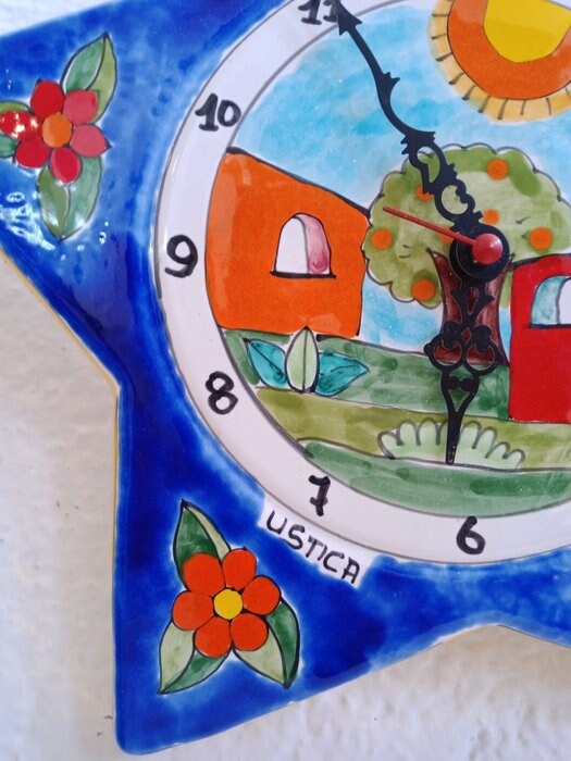Orologio da parete a forma di stella di Nino Parrucca: un capolavoro di design italiano con colori vivaci e stile senza tempo