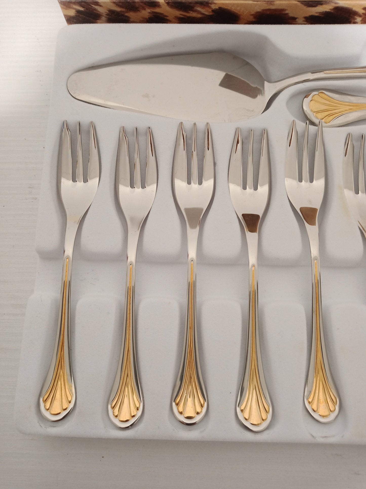 Elegante Servizio Posate per Dolce in acciaio e oro 24 carati