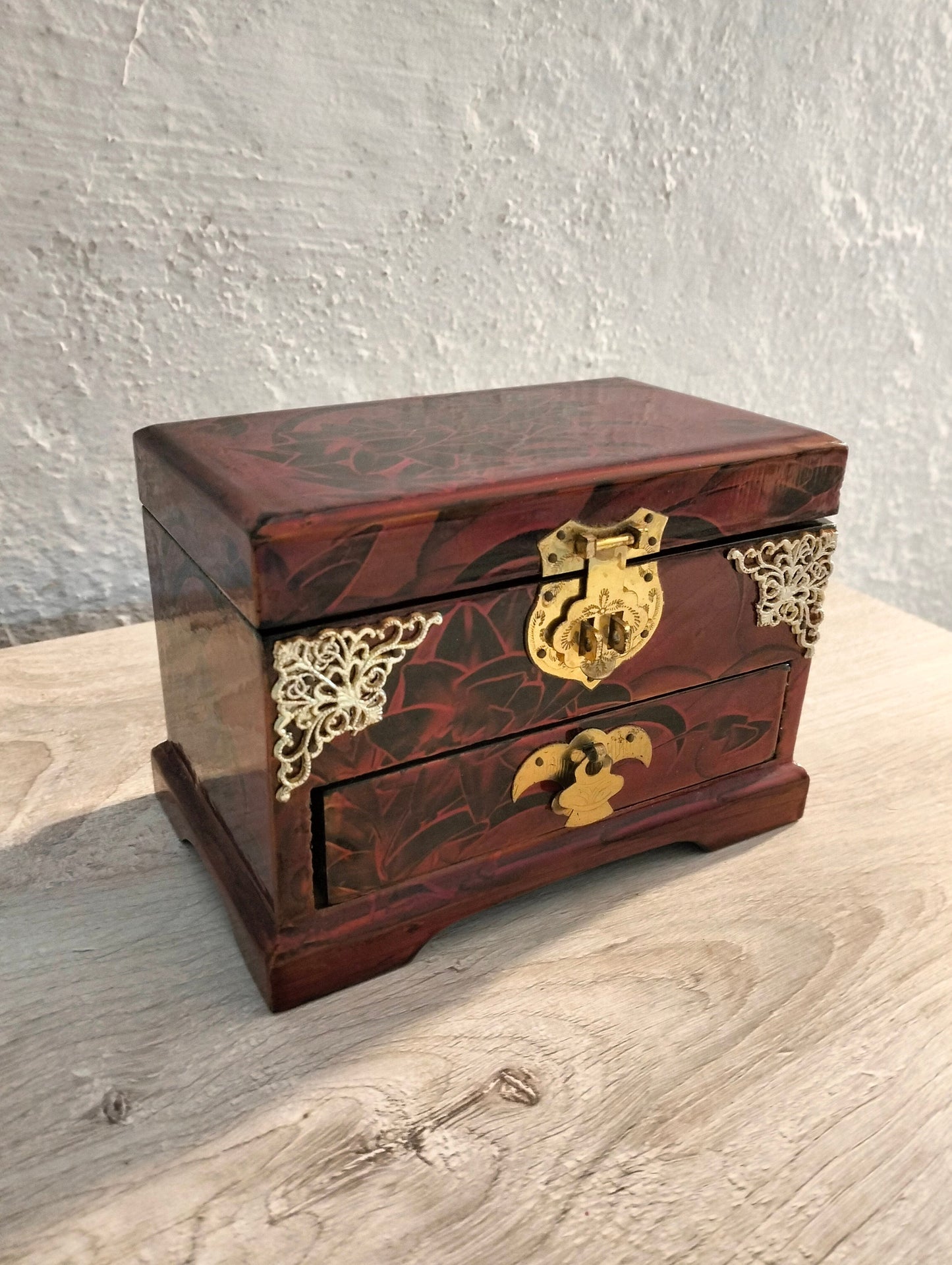 portagioie cinesi realizzati in legno con rifiniture in ottone