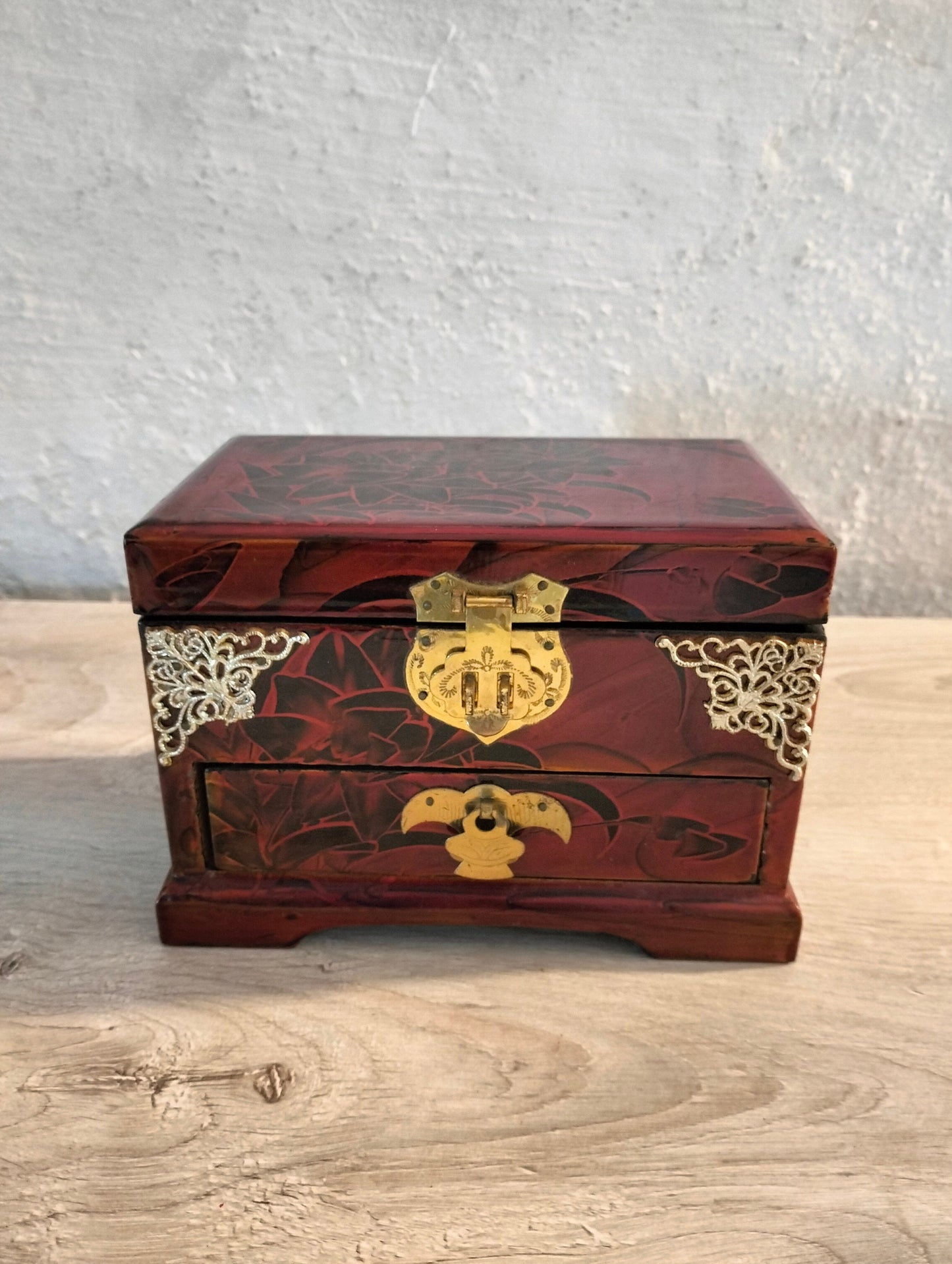 portagioie cinesi realizzati in legno con rifiniture in ottone