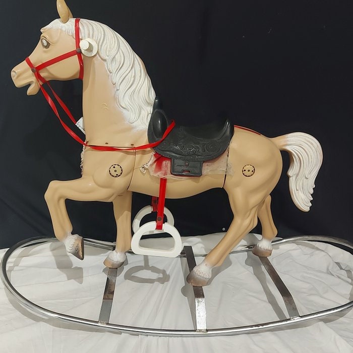 Cavallo a Dondolo Anni 60 Marchio Canova Made in Italy Un giocattolo vintage intramontabile per bambini di tutte le età!