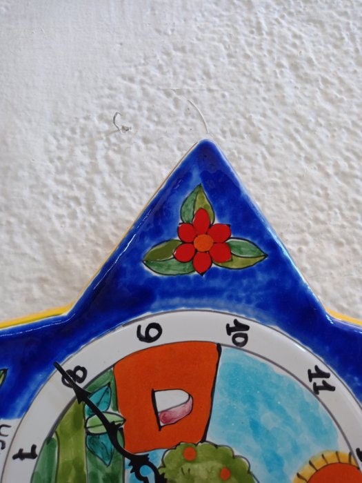 Orologio da parete a forma di stella di Nino Parrucca: un capolavoro di design italiano con colori vivaci e stile senza tempo
