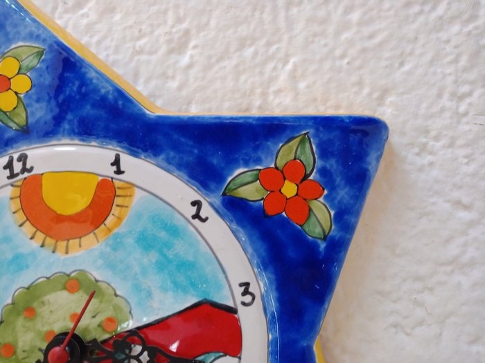 Orologio da parete a forma di stella di Nino Parrucca: un capolavoro di design italiano con colori vivaci e stile senza tempo