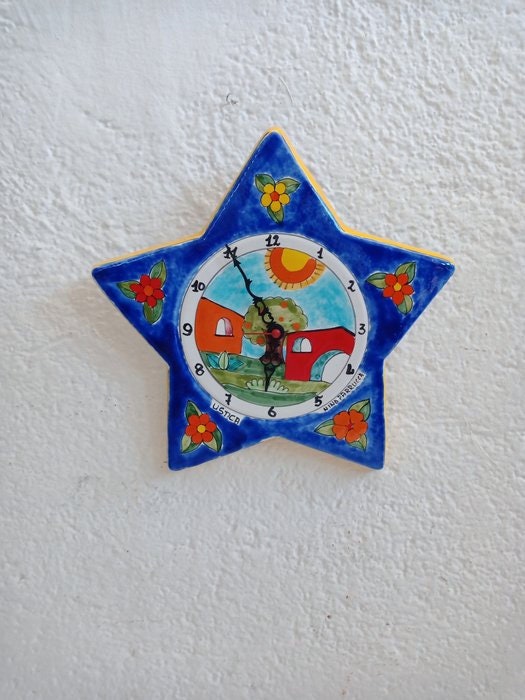 Orologio da parete a forma di stella di Nino Parrucca: un capolavoro di design italiano con colori vivaci e stile senza tempo