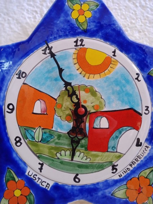 Orologio da parete a forma di stella di Nino Parrucca: un capolavoro di design italiano con colori vivaci e stile senza tempo