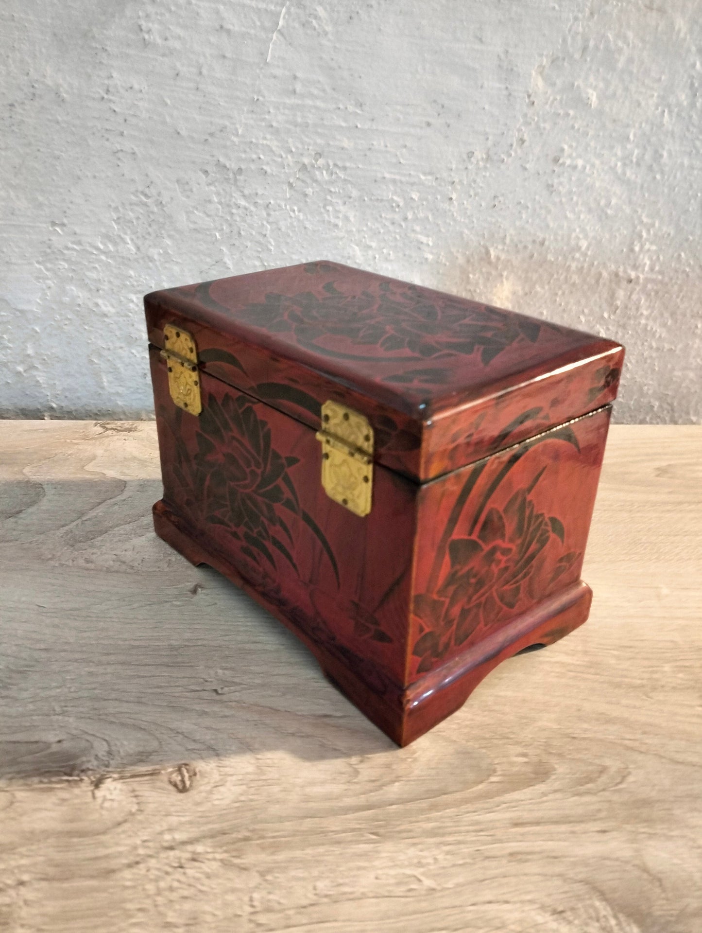 portagioie cinesi realizzati in legno con rifiniture in ottone