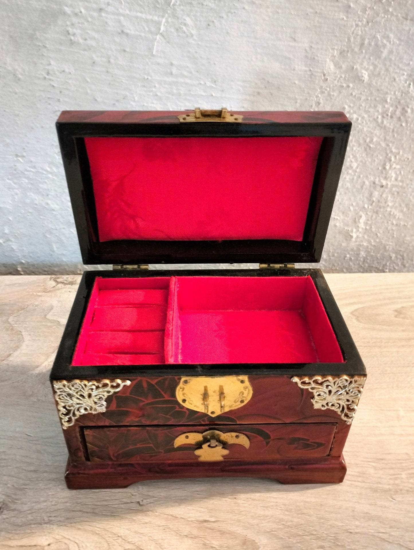 portagioie cinesi realizzati in legno con rifiniture in ottone