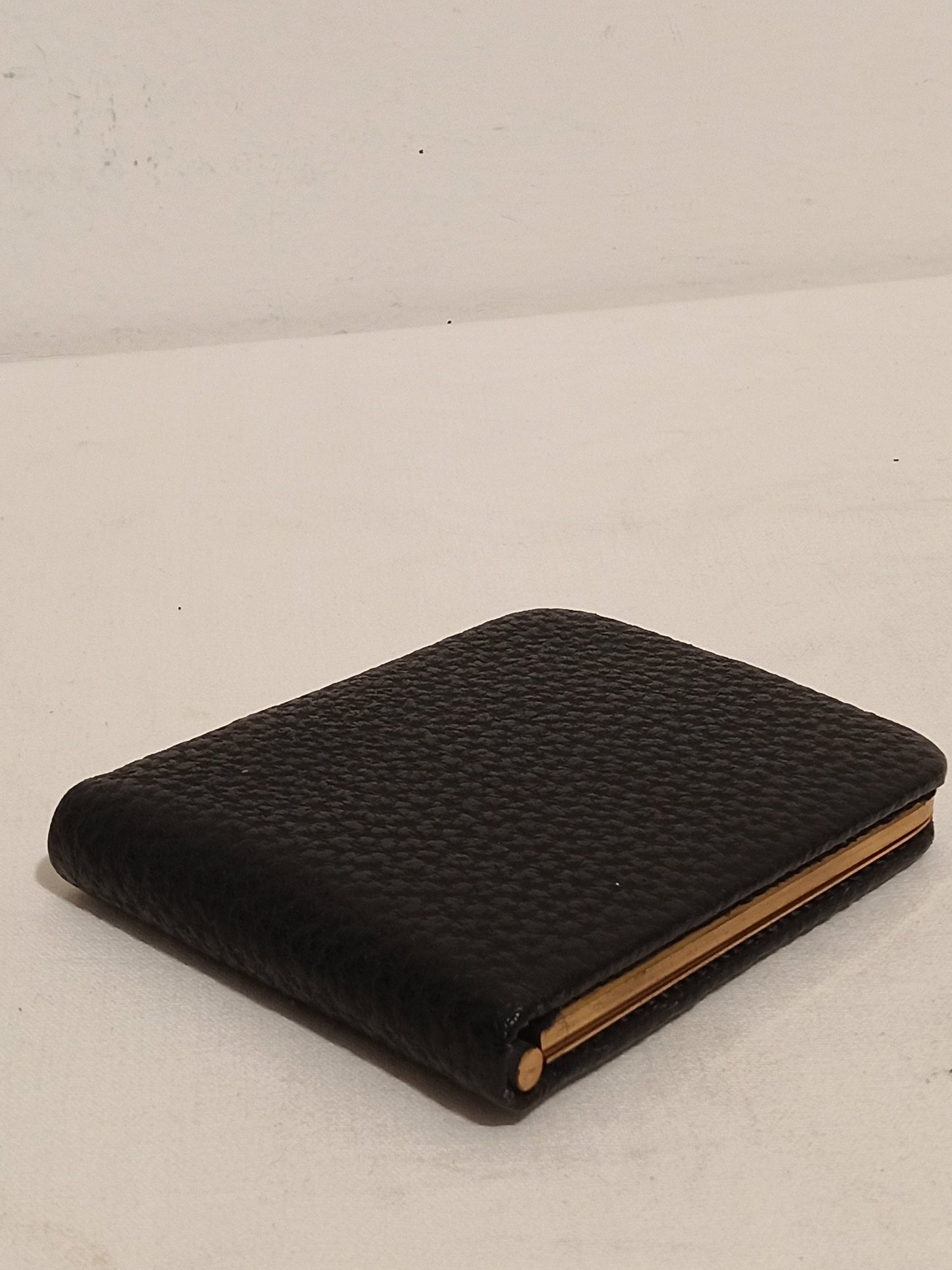 Porta sigarette vintage in pelle nera con bordi e chiusura in ottone - Anni '50/'60