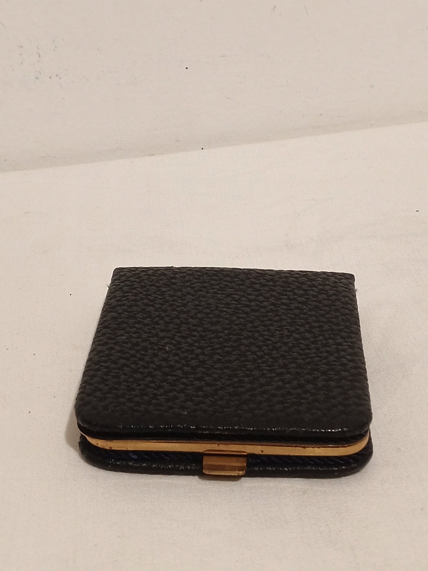 Porta sigarette vintage in pelle nera con bordi e chiusura in ottone - Anni '50/'60