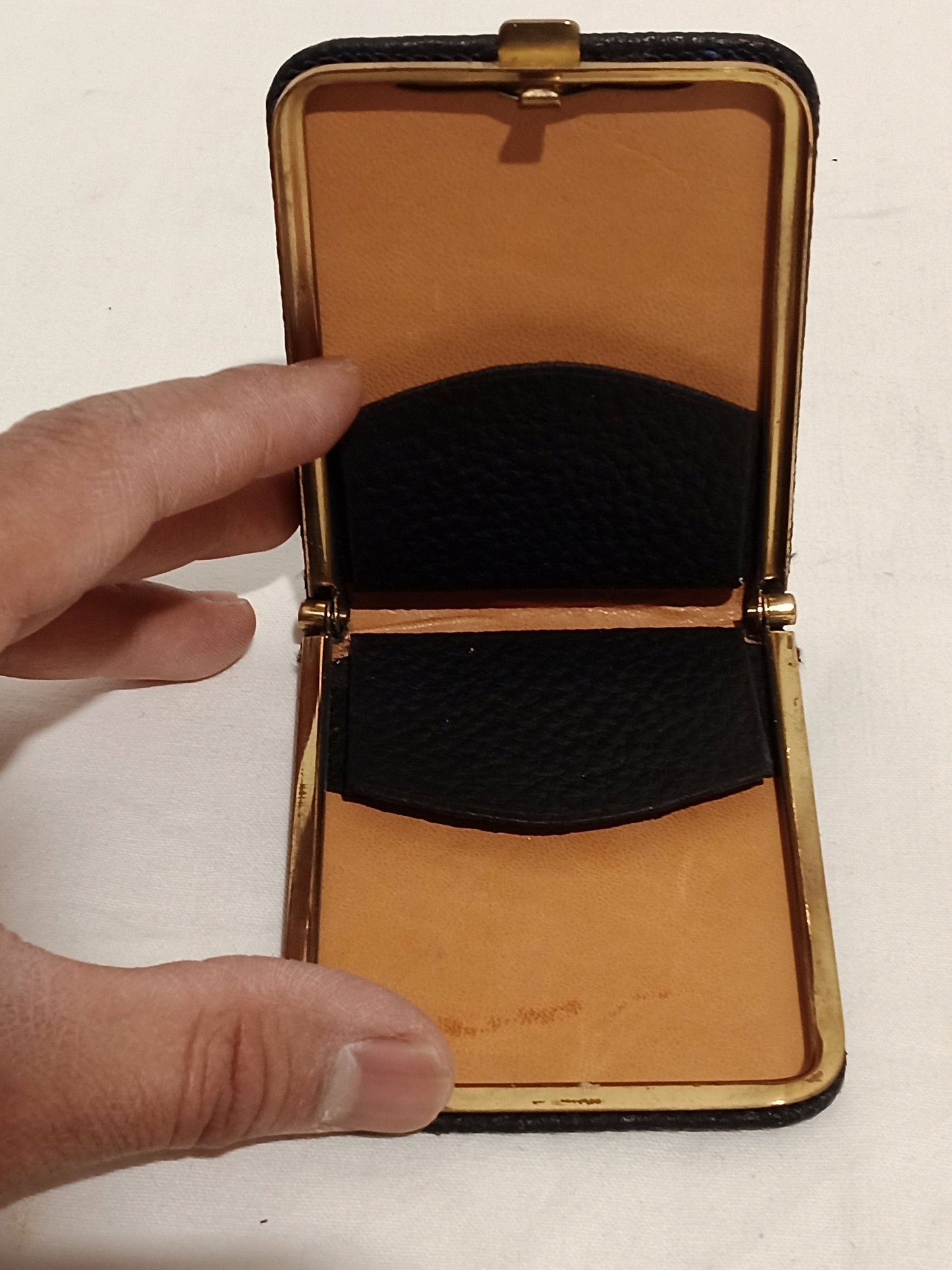 Porta sigarette vintage in pelle nera con bordi e chiusura in ottone - Anni '50/'60