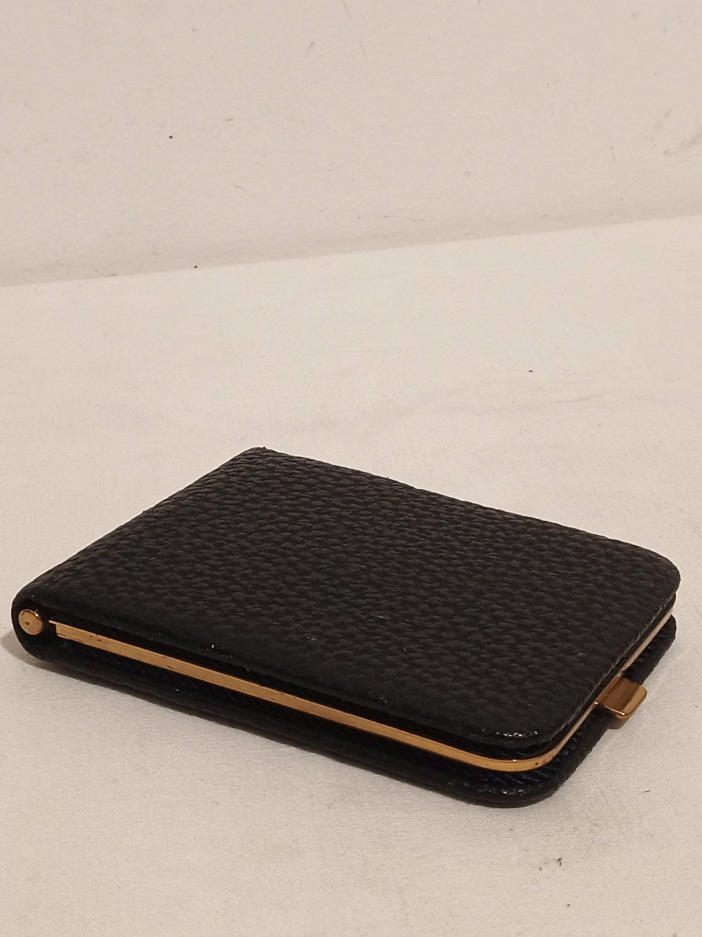 Porta sigarette vintage in pelle nera con bordi e chiusura in ottone - Anni '50/'60