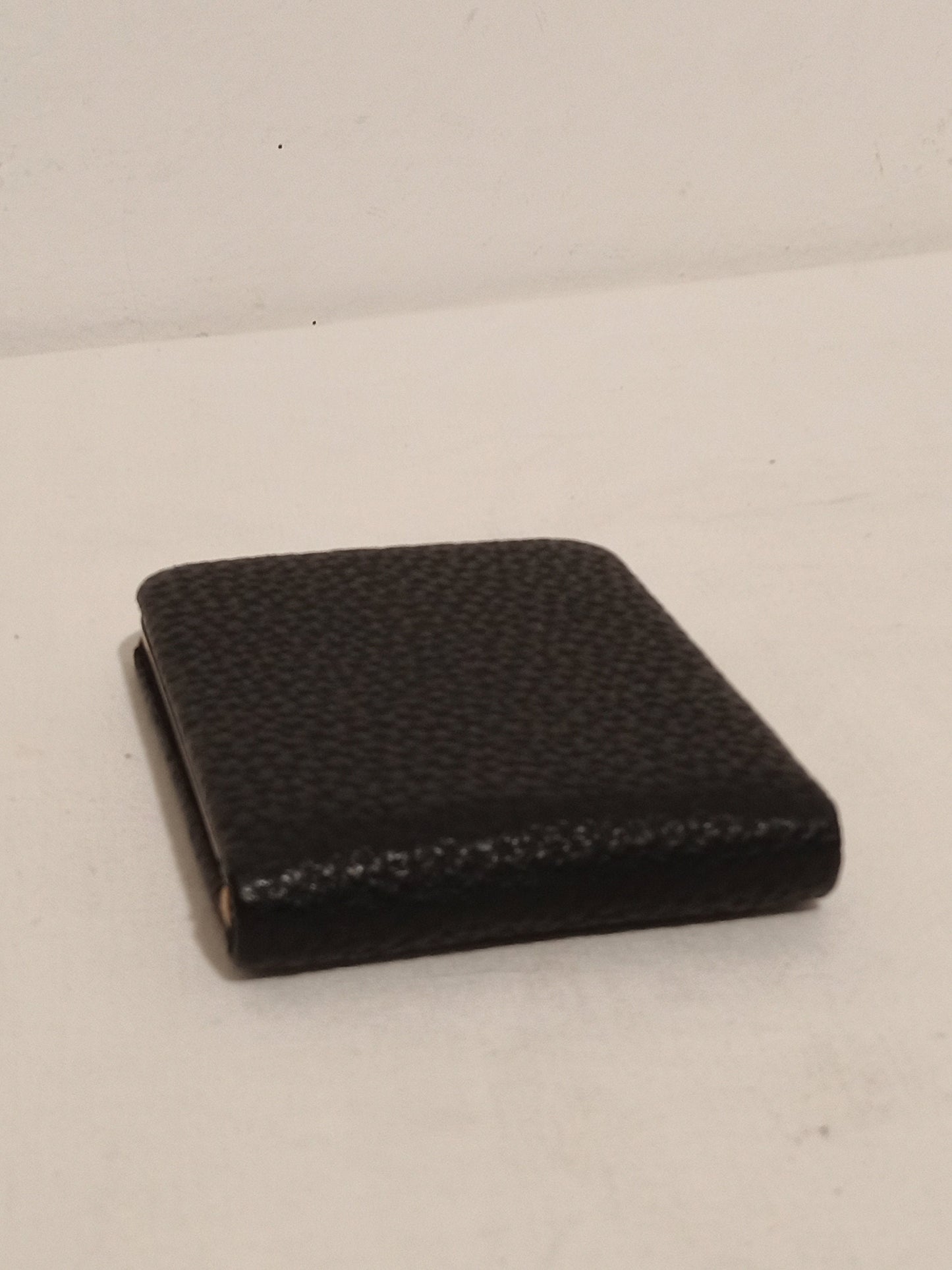 Porta sigarette vintage in pelle nera con bordi e chiusura in ottone - Anni '50/'60