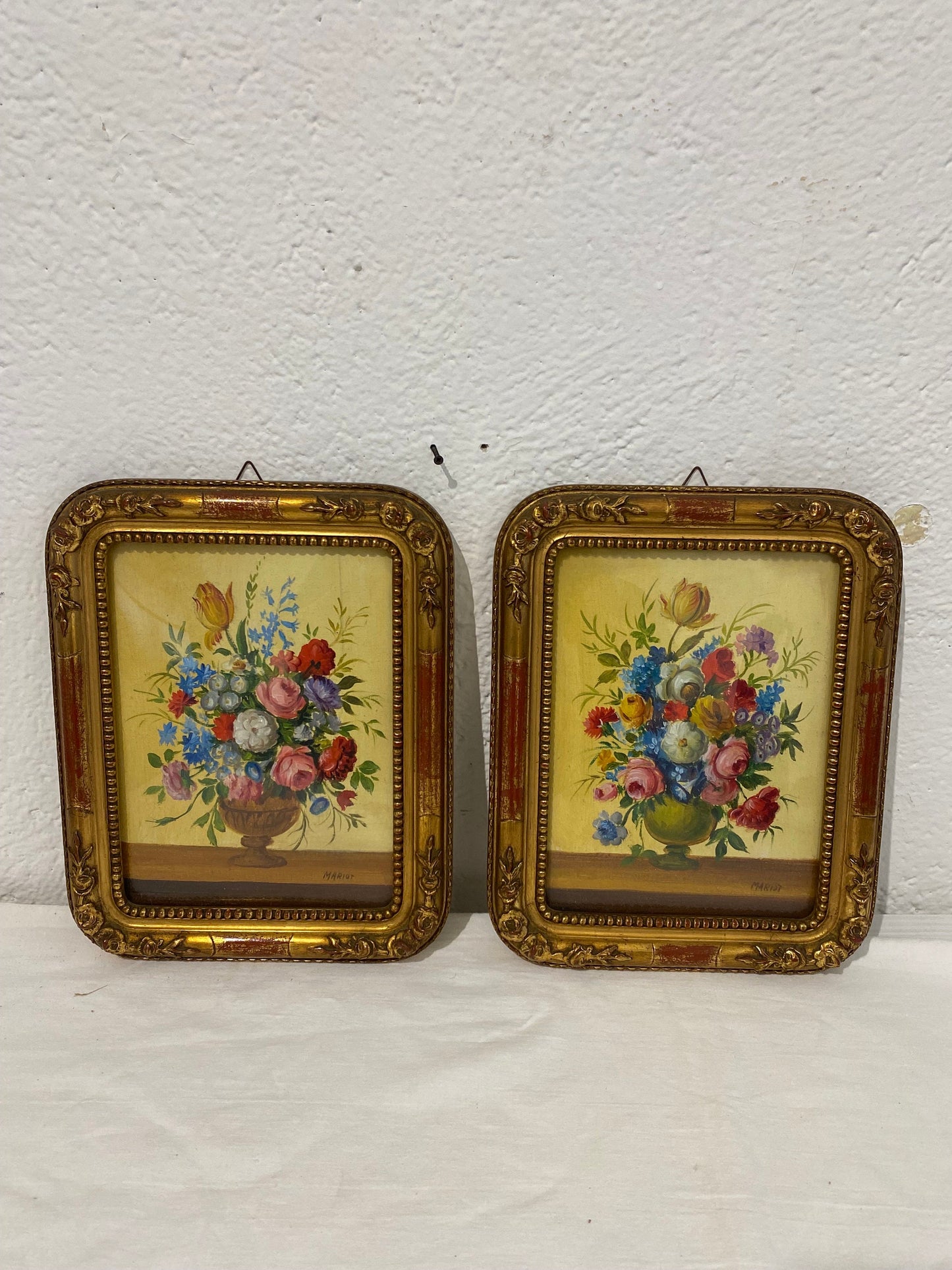 Coppia di Quadretti con Cornice Dorata firmati Mariot - Vasi con Fiori (24x30 cm)