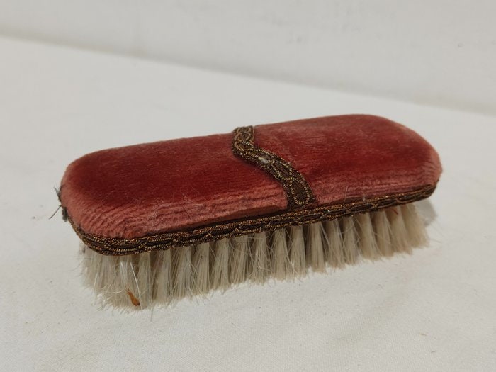 elegante spazzola vintage con manico in velluto bordò 12x5x3,50 cm