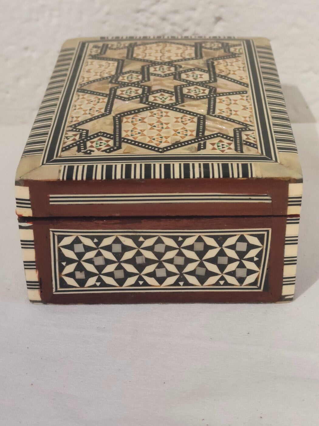 Scatola portagioie vintage in legno khatam anni '70 - Intarsi geometrici madreperla (16x10x5cm)
