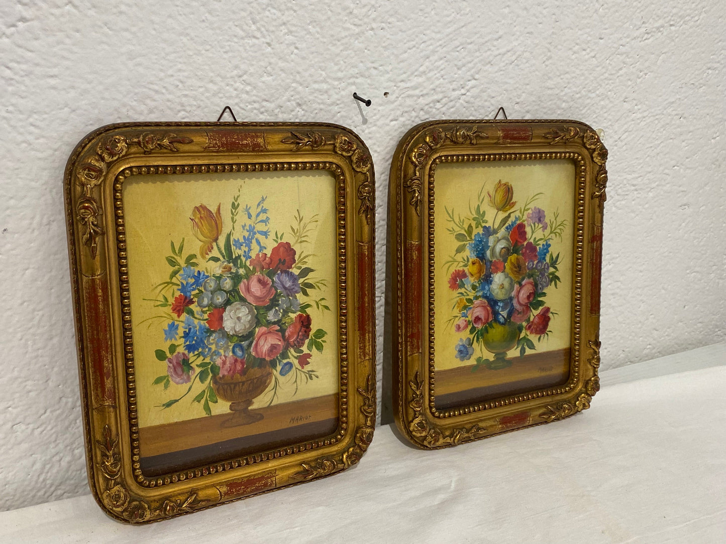 Coppia di Quadretti con Cornice Dorata firmati Mariot - Vasi con Fiori (24x30 cm)