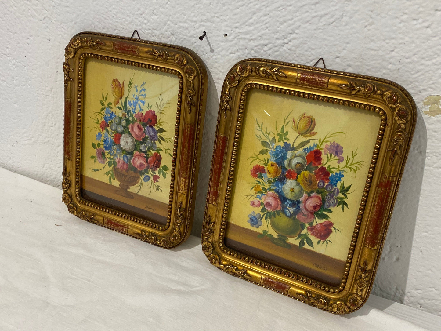 Coppia di Quadretti con Cornice Dorata firmati Mariot - Vasi con Fiori (24x30 cm)