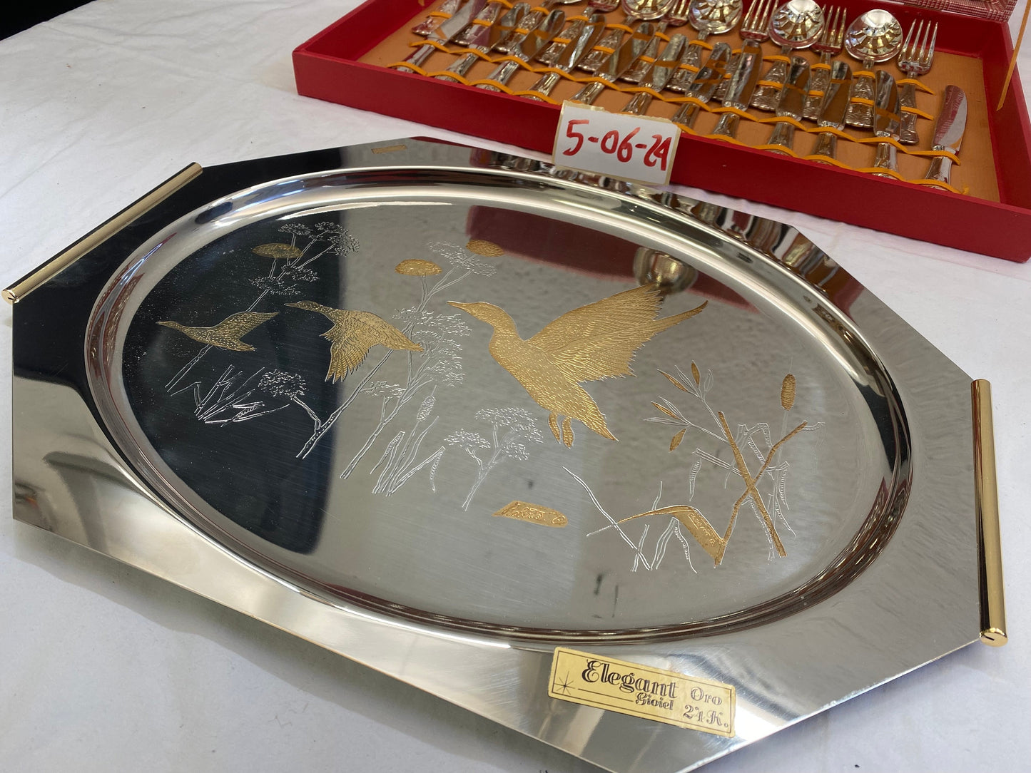 Servizio di Posate in Argento 800 - Tradizione Italiana Intatta con vassoio in acciaio con decori placcati in oro 24 carati