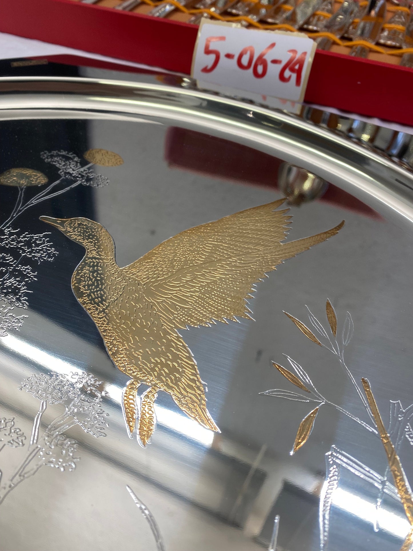 Servizio di Posate in Argento 800 - Tradizione Italiana Intatta con vassoio in acciaio con decori placcati in oro 24 carati