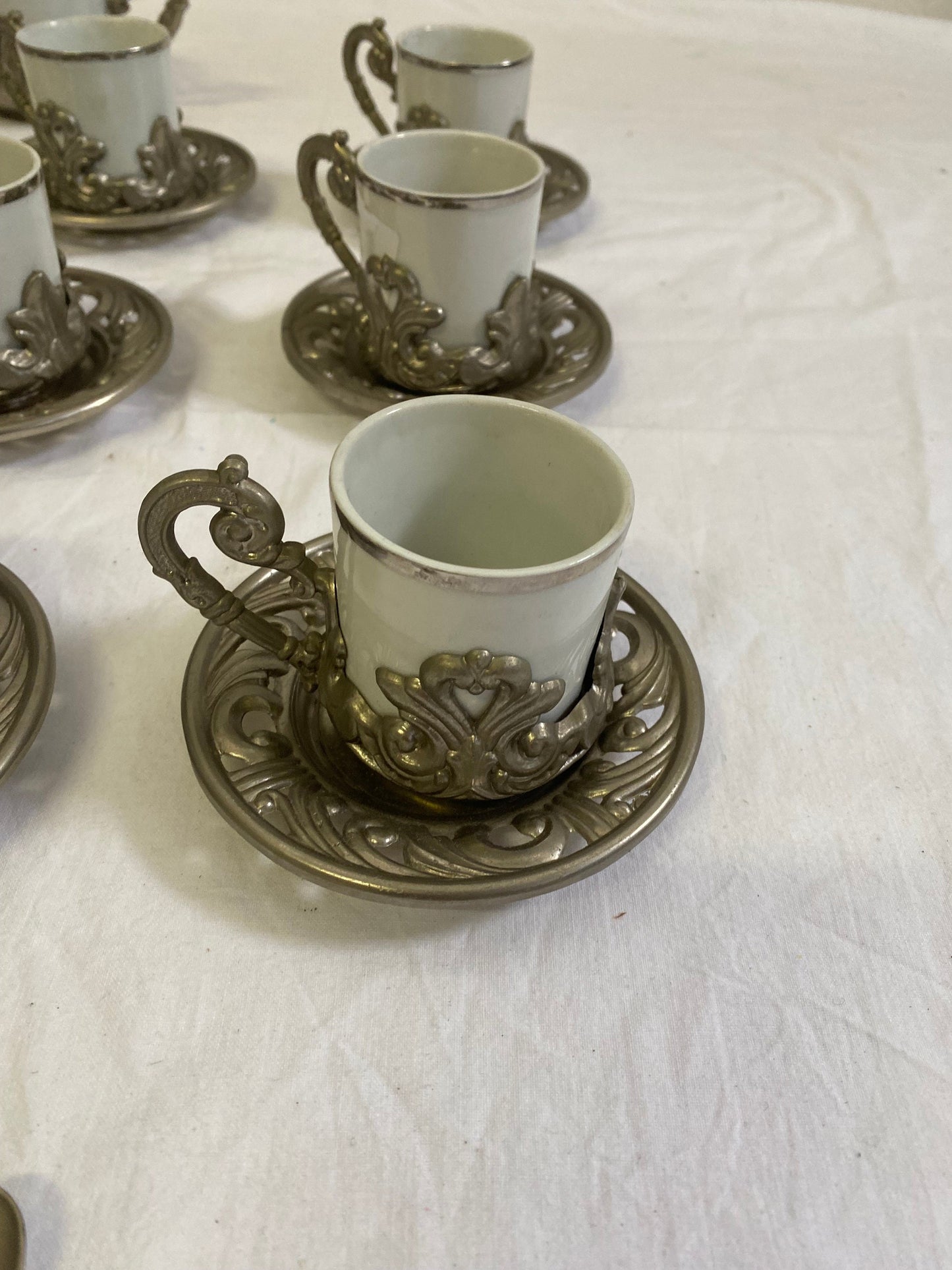 Servizio Caffè Vintage per 12 in Ceramica e Peltro con Zuccheriera: Un Tocco di Eleganza Intramontabile per la Tua Tavola