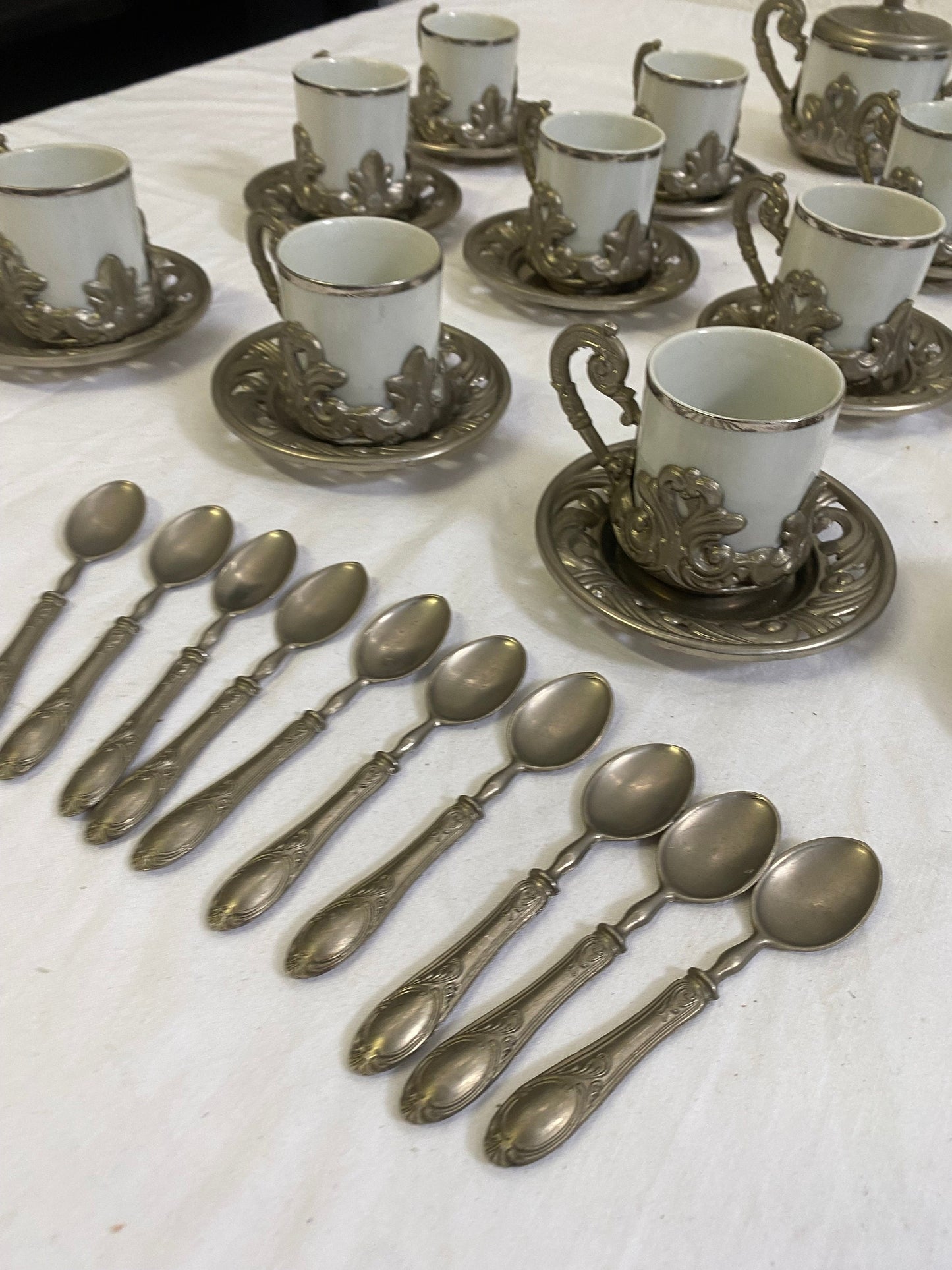 Servizio Caffè Vintage per 12 in Ceramica e Peltro con Zuccheriera: Un Tocco di Eleganza Intramontabile per la Tua Tavola
