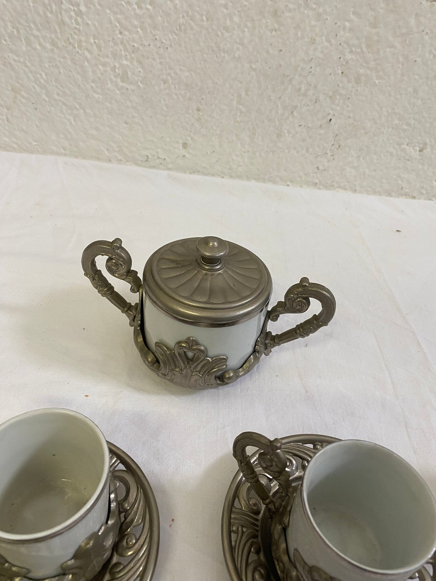 Servizio Caffè Vintage per 12 in Ceramica e Peltro con Zuccheriera: Un Tocco di Eleganza Intramontabile per la Tua Tavola