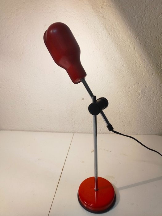 Lampada da scrivania design Veneta Lumi rossa anni '70: un tocco di stile vintage a casa tua