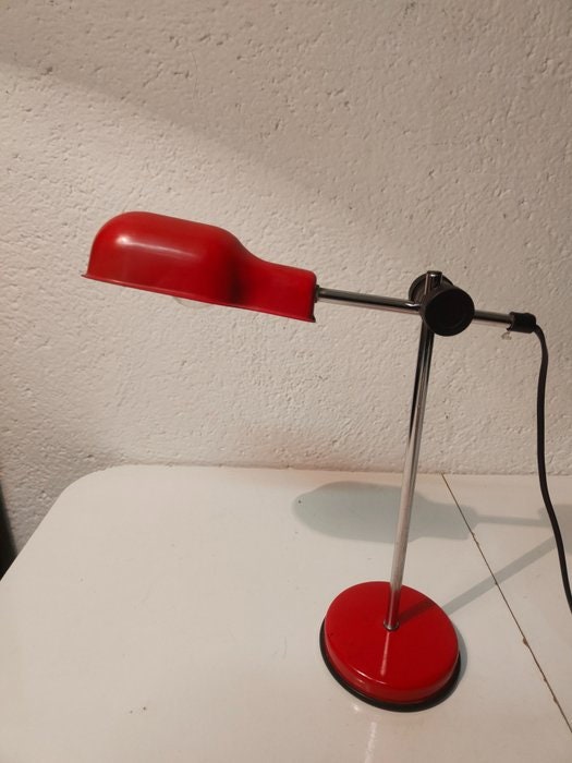 Lampada da scrivania design Veneta Lumi rossa anni '70: un tocco di stile vintage a casa tua