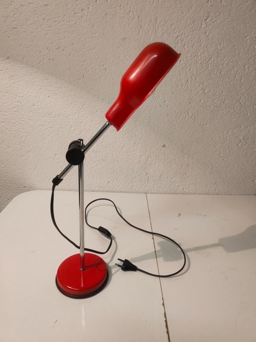 Lampada da scrivania design Veneta Lumi rossa anni '70: un tocco di stile vintage a casa tua