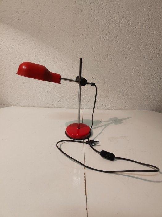 Lampada da scrivania design Veneta Lumi rossa anni '70: un tocco di stile vintage a casa tua